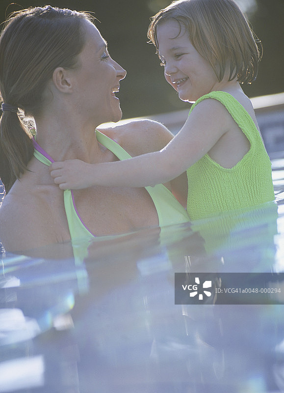 母亲和女儿在游泳池里图片素材