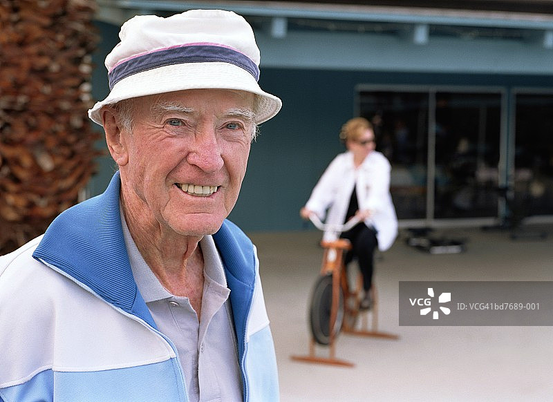 年长的男人，肖像，女人在锻炼自行车的背景图片素材