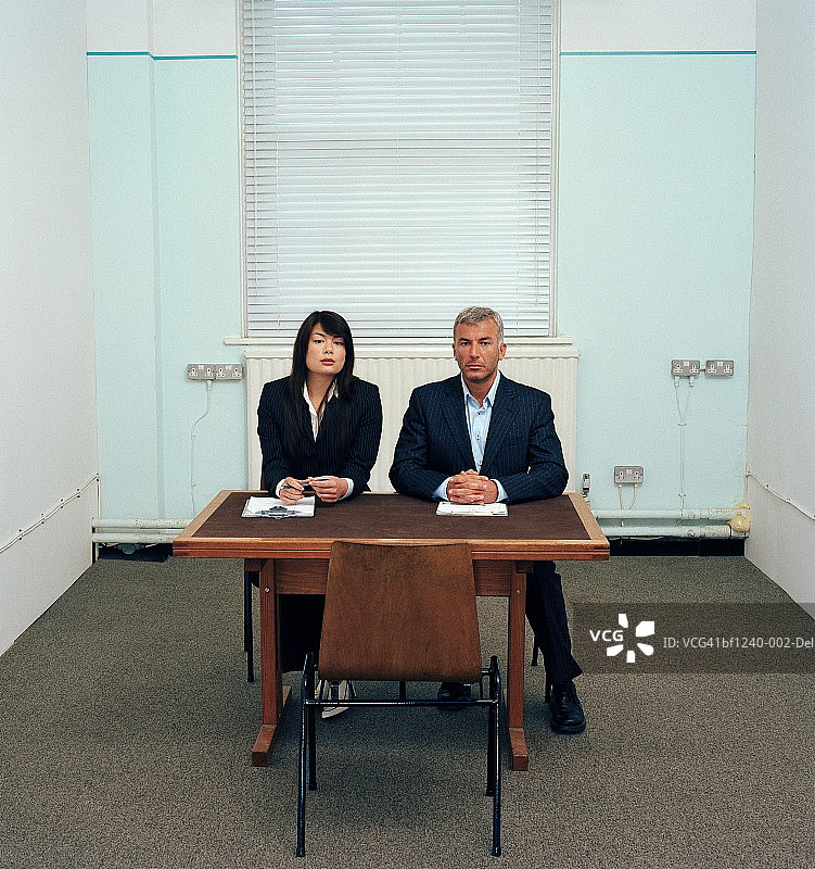 男男女女坐在办公桌前，肖像图片素材
