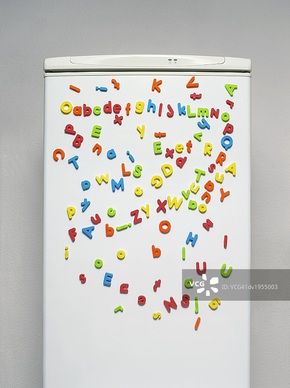 冰箱门上的彩色磁铁图片素材