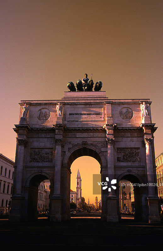 西格斯特(1843-52)在路德维希大街上建造的胜利大门。慕尼黑、巴伐利亚、德国、欧洲图片素材