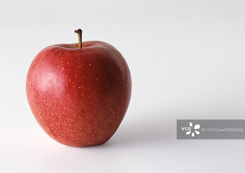 红苹果，带茎，直立，白色背景图片素材