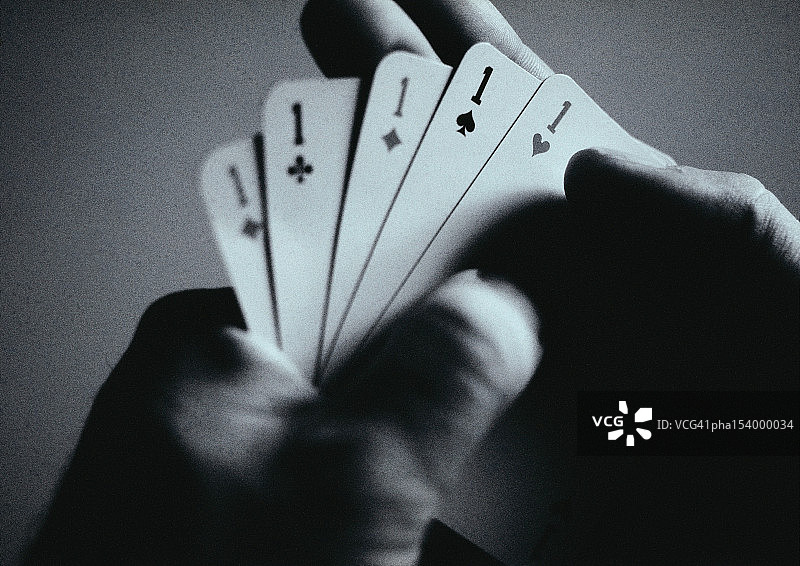 手拿着扑克牌，特写，b&w。图片素材