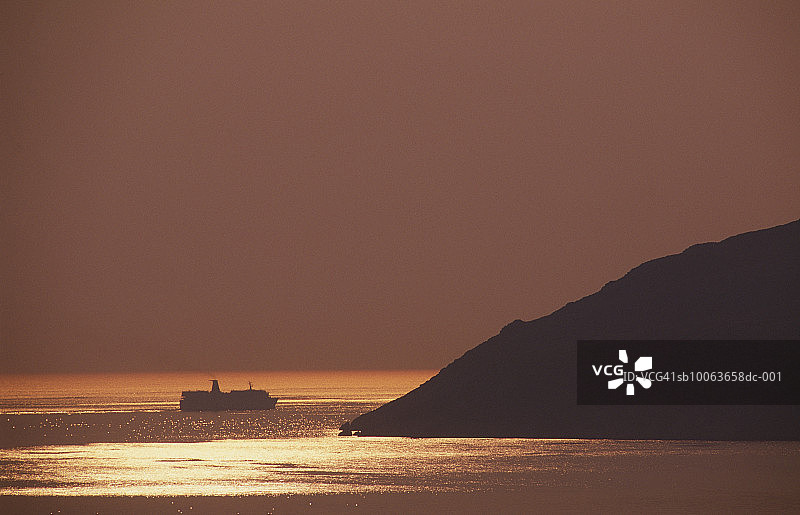 希腊，夕阳下Ionion海上渡船的剪影图片素材
