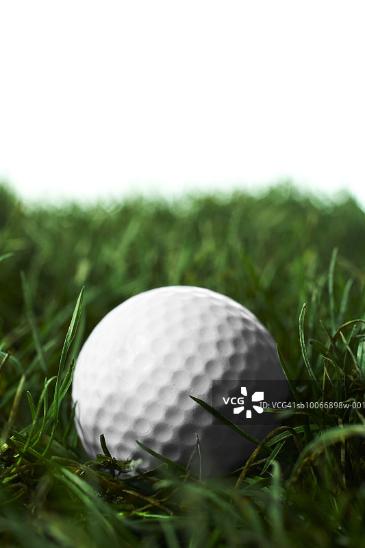 高尔夫球在草地上图片素材