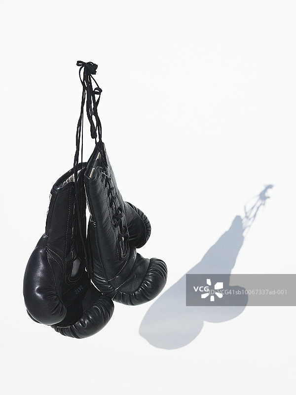 拳击手套挂在白色的背景上图片素材