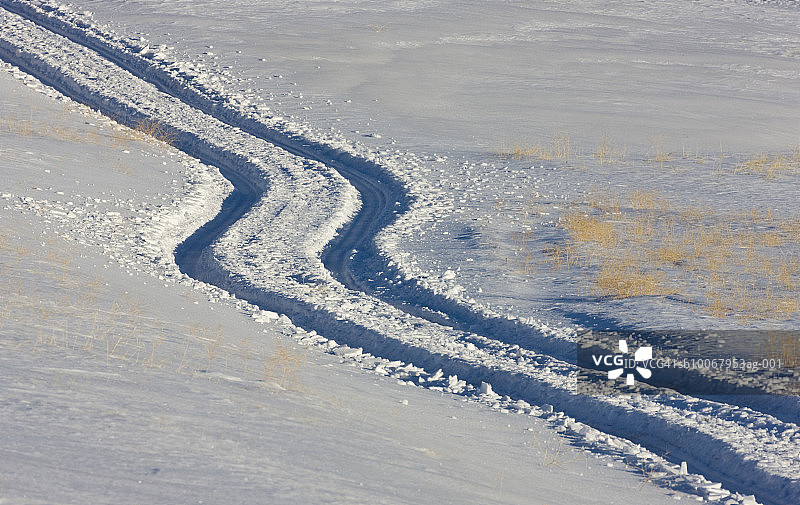 雪地上的轮胎痕迹图片素材