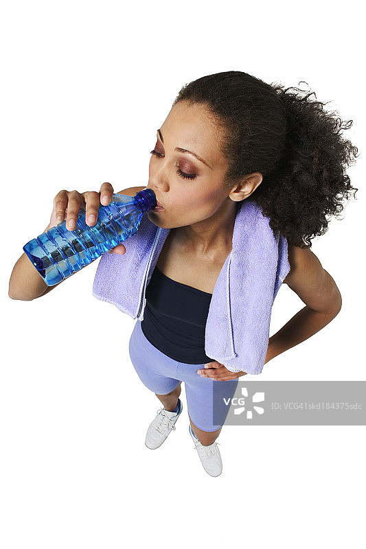 女人喝一瓶水的肖像图片素材
