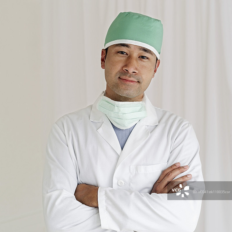 一个穿着手术服的男外科医生的肖像图片素材