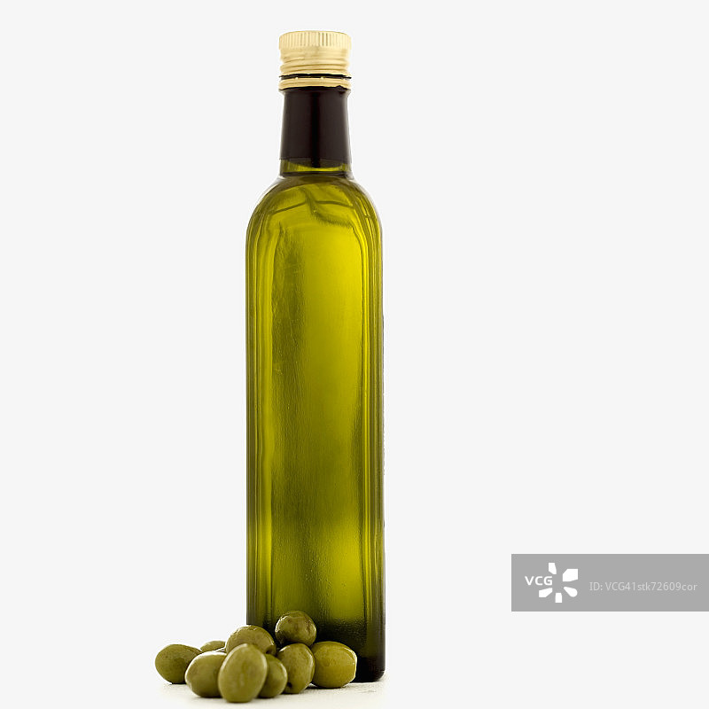 一瓶橄榄油和橄榄图片素材