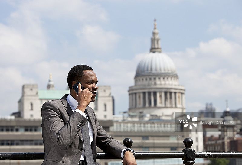 非裔美国商人在伦敦打电话的肖像图片素材