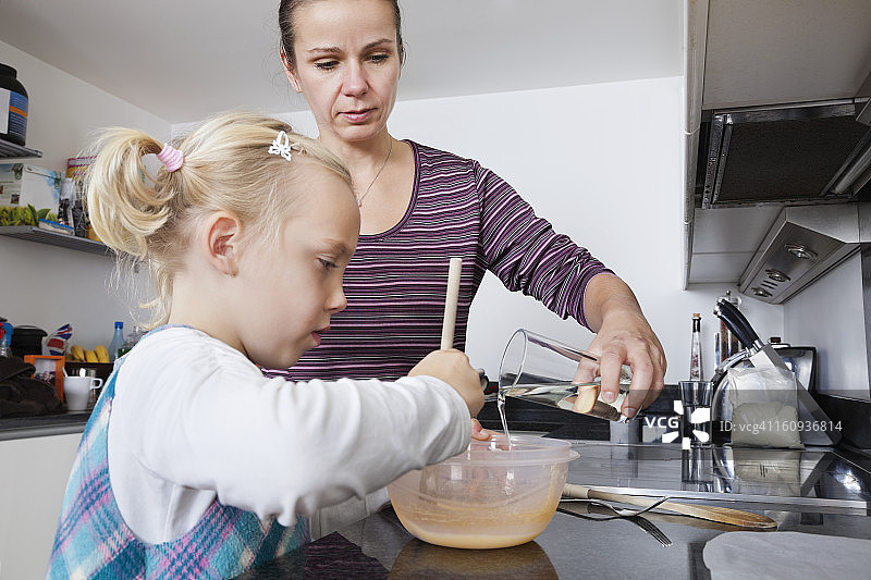 母亲和女儿在厨房做饭图片素材