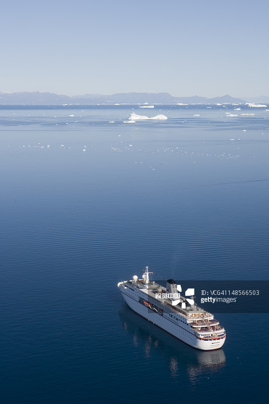 德国邮轮的航拍和伊卢利萨特坎格鲁阿冰湾的冰山。图片素材
