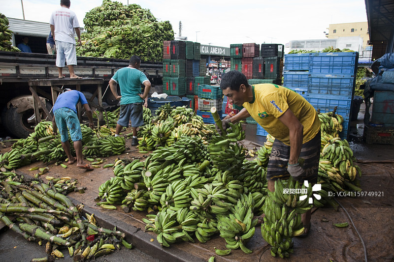 人们在市场上卸下香蕉图片素材
