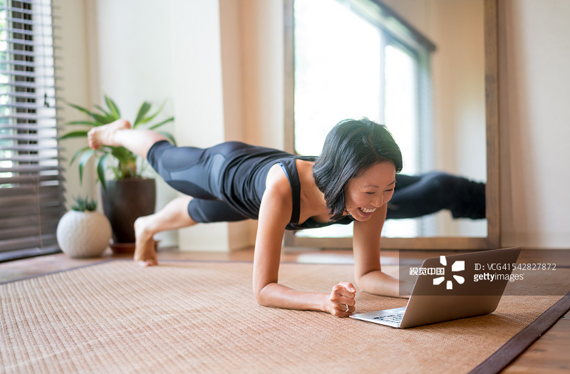 亚洲女性在家锻炼图片素材