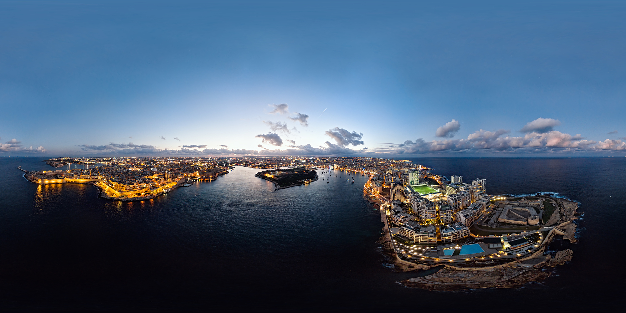 360x180度球面(等矩形)空中全景瓦莱塔老城和Sliema度假村日落，马耳他图片下载