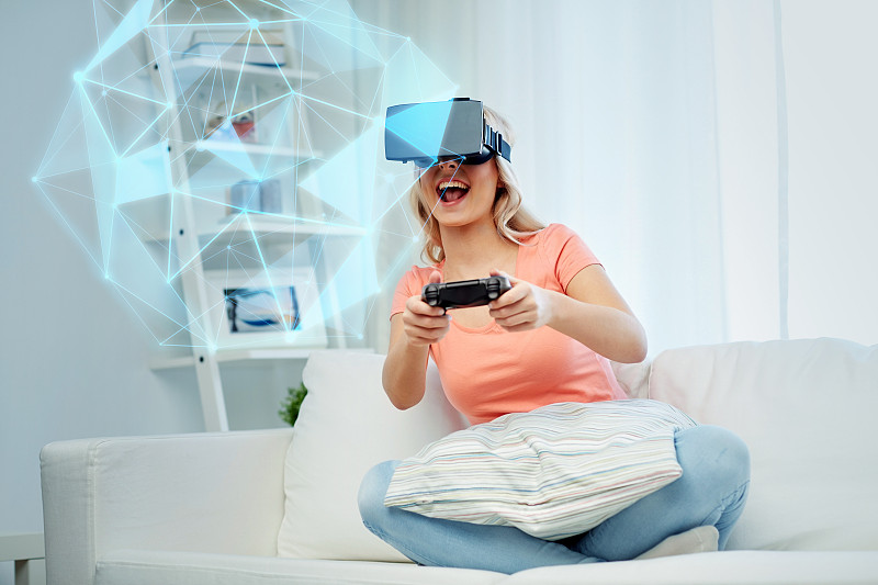 3d技术，增强现实，游戏，网络空间和人的概念-女人在头戴3d眼镜玩视频游戏与控制手柄在家里看虚拟投影低多边形形状图片下载