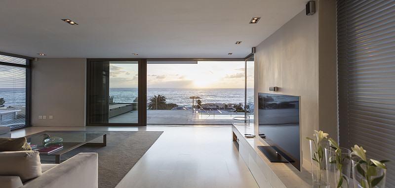 现代豪华家庭展示客厅与海景图片素材