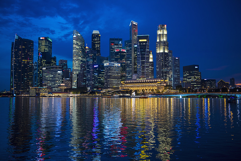 新加坡海滨附近的照明建筑图片素材