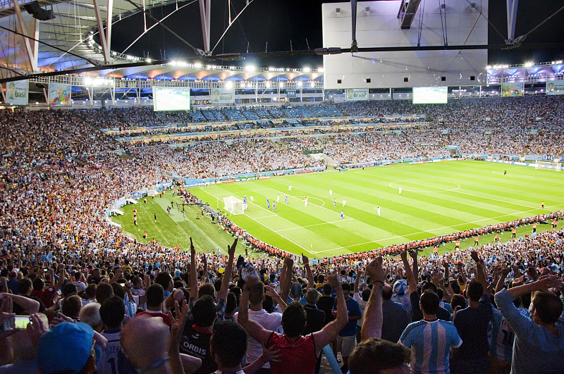 在马拉卡纳体育场，球迷们在一场足球比赛中欢呼图片下载