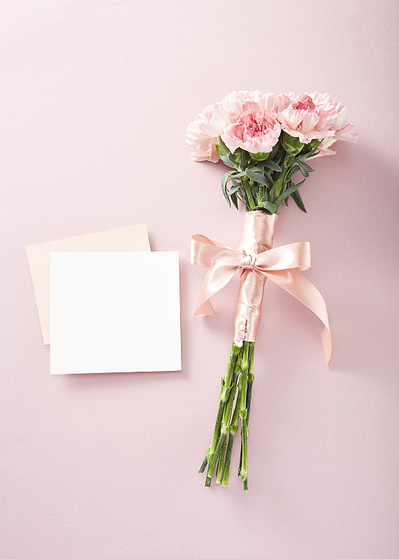 粉红色的花和信的摄影图片下载