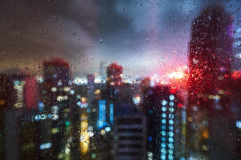 透过窗户看雨天城市图片下载