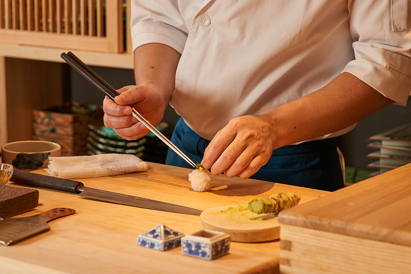 日料师傅在制作寿司图片下载