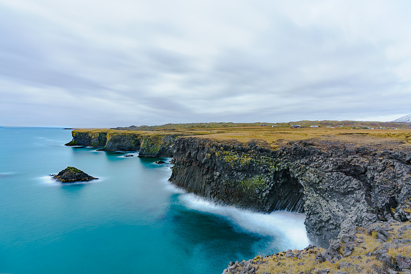 冰岛海岸线上玄武岩洞碧蓝色与海面的交相辉映图片下载