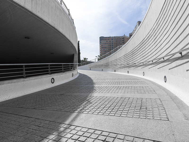 后板显示了一个现代建筑元素的混凝土停车场入口，西班牙瓦伦西亚图片下载