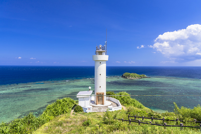 日本冲绳县八重山岛群中的第二大岛屿石垣岛平久保半岛北部的平久保灯塔图片下载