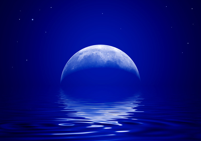 月亮倒映在波浪形的水面上图片素材