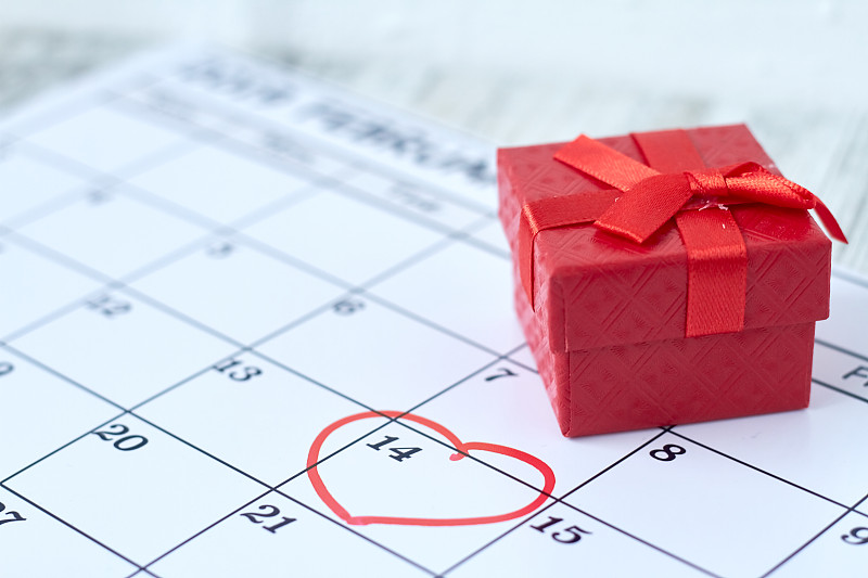 红色礼盒在二月情人节俯视图日历图片素材