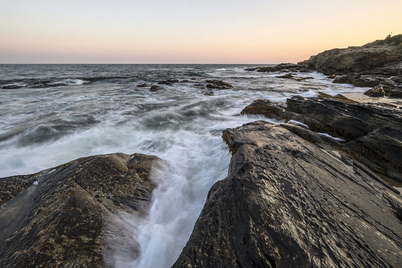 岩石海岸上的日落图片下载