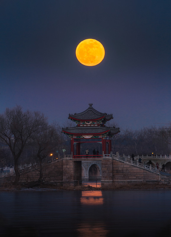 北京颐和园练桥满月图片素材