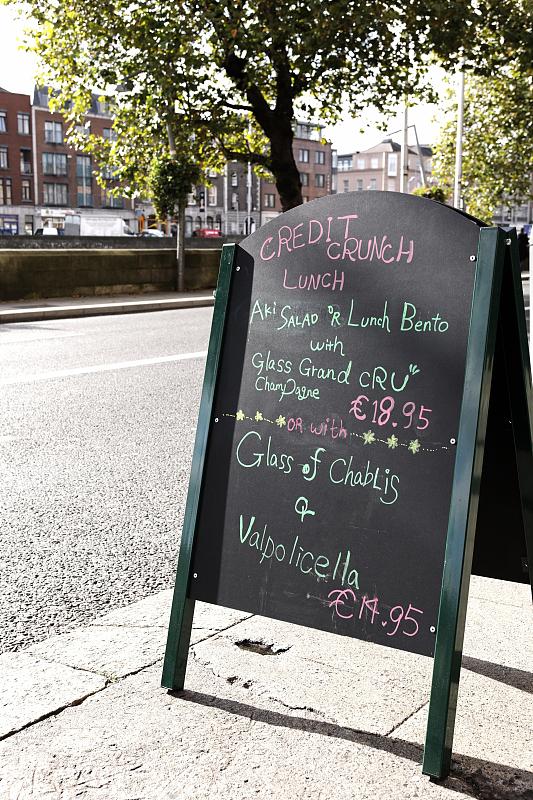 爱尔兰街头黑板食物菜单，信贷紧缩午餐，都柏林，爱尔兰，欧洲图片素材