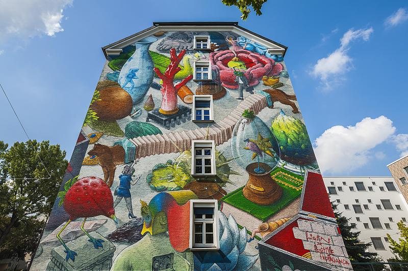 西班牙街头艺术家Liqen涂鸦的房屋立面，位于德国巴伐利亚，慕尼黑，上巴伐利亚，达豪厄大街，El Gabinete de las curiosidades图片下载