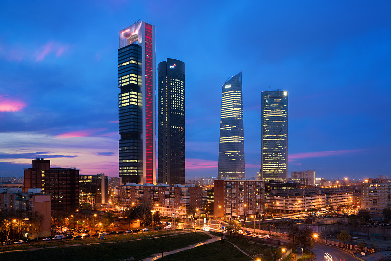 马德里四塔金融区天际线在暮色中的疯狂图片下载