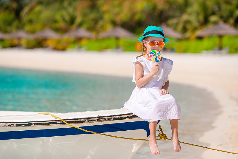 可爱的小女孩在暑假的海滩上图片素材