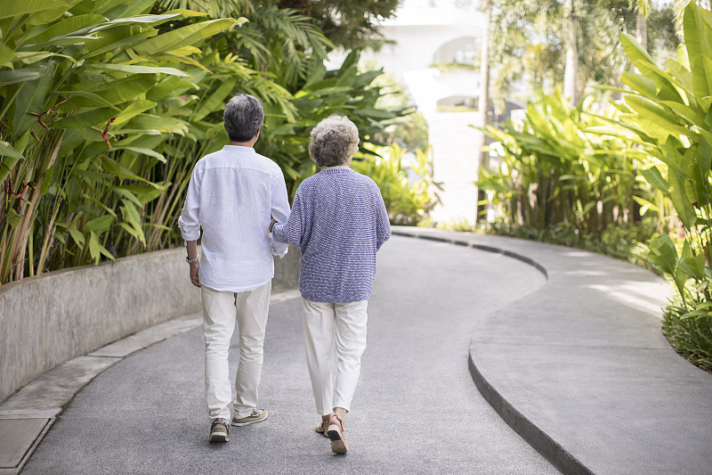 快乐的老年夫妇在户外散步图片下载