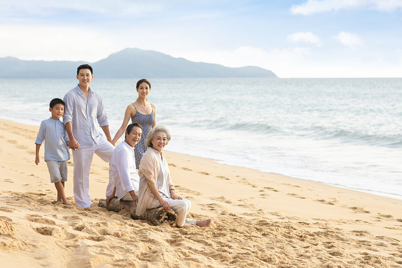 快乐家庭在海边度假图片下载