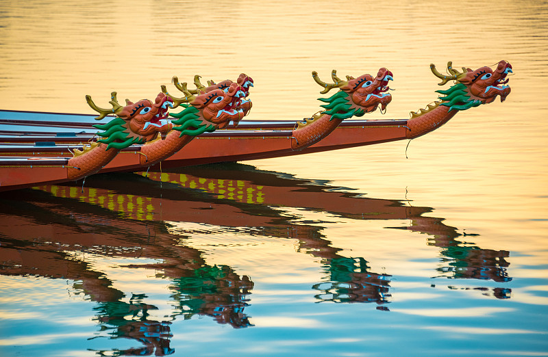 日落时分停靠在厦门集美龙舟池内的龙舟图片素材