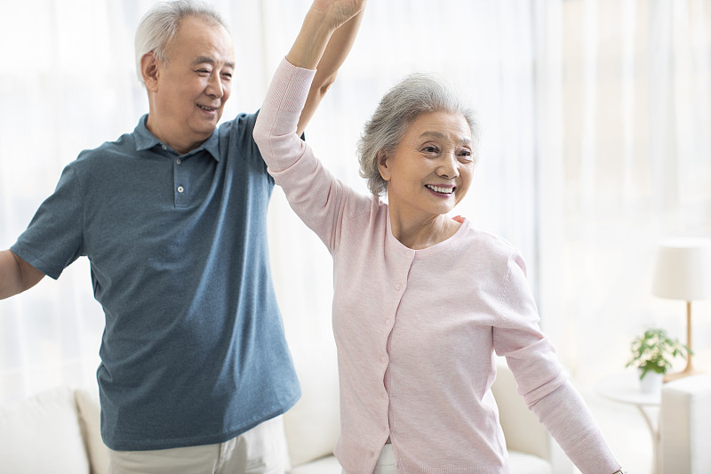 快乐的老年夫妇在客厅跳舞图片下载