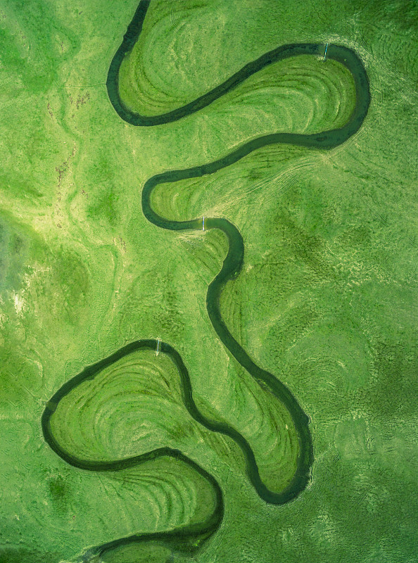 夏季草原上的滦河河道图片下载