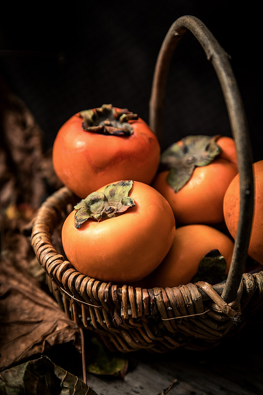 装在篮子里的金色秋天丰收的果实脆柿子水果图片下载
