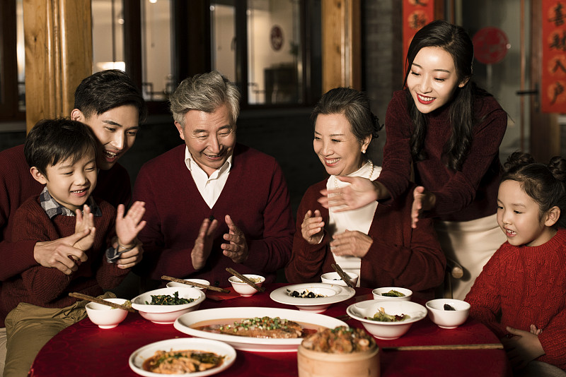 幸福家庭吃年夜饭图片下载