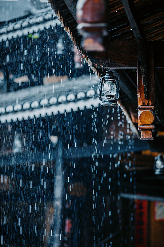 落雨的屋檐——西江千户苗寨图片下载