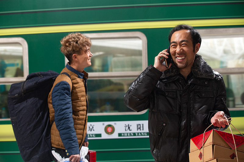 在火车月台上打电话的旅客图片下载