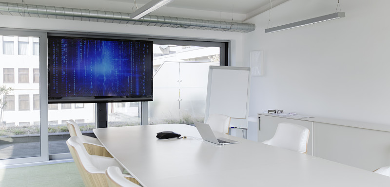 电视屏幕在现代会议室图片素材