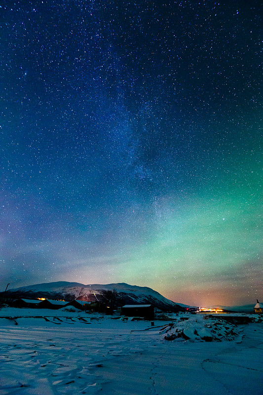 瑞典上空的银河和北极光。图片下载