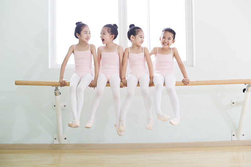 跳芭蕾的小女孩们在舞蹈室休息图片下载